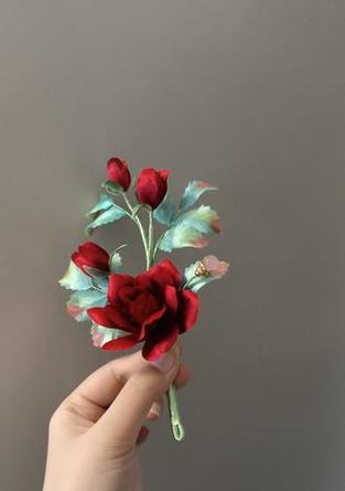 绒花大朵玫瑰花代表什么？绒花玫瑰在表达什么情感？