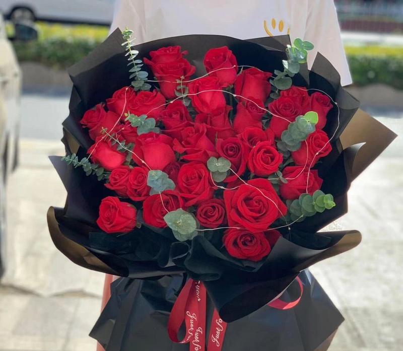 红玫瑰代表什么浪漫？花语中的爱情有多深？