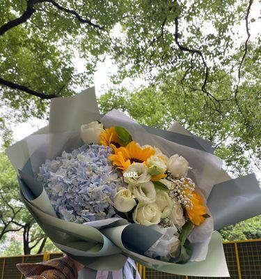 向日葵白玫瑰组合花束的花语是什么？