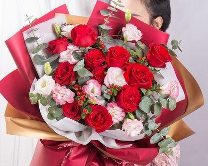 爱花居的寓意和象征是什么？花卉在文化中扮演什么角色？