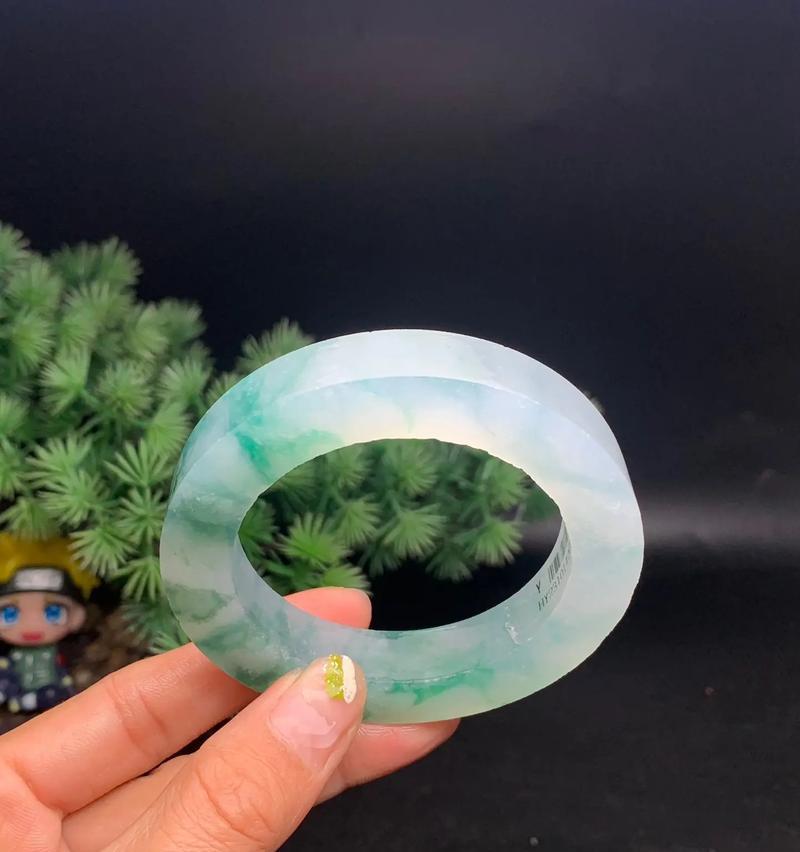 飘花手镯的寓意是什么？飘花手镯象征着什么？