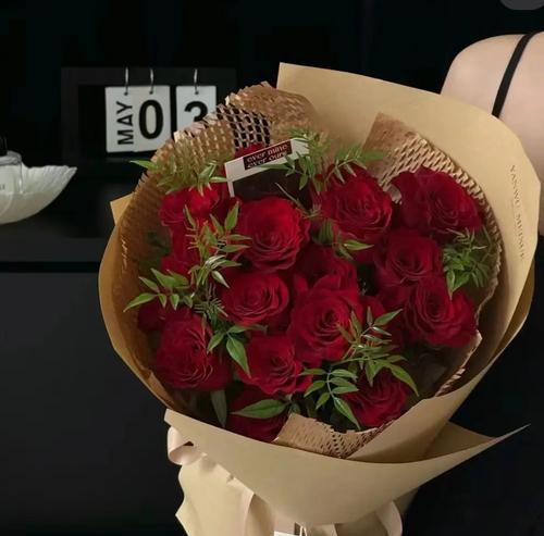红玫瑰花语大全及寓意（红玫瑰花语的浪漫和情感之意）