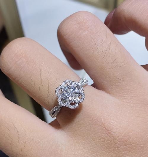 手捧花中的钻石代表什么含义？它在婚礼中的象征意义是什么？