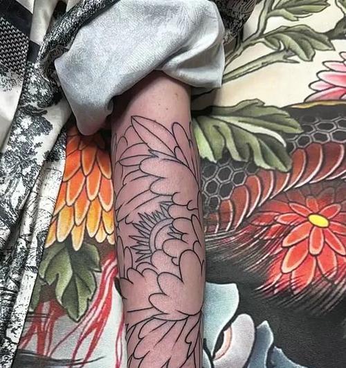花臂在爱情中代表什么？爱情寓意的花臂有哪些特点？