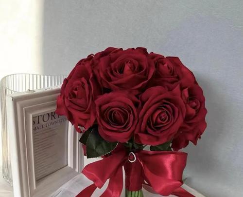 送手捧花时选择玫瑰代表什么？玫瑰花的寓意是什么？