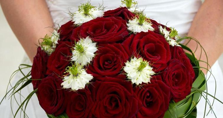 送手捧花时选择玫瑰代表什么？玫瑰花的寓意是什么？