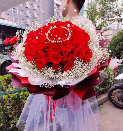 两朵红色玫瑰代表什么？红色玫瑰花束的寓意是什么？