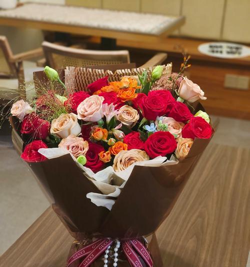 红白手捧花小王子的寓意是什么？这种花束设计的象征意义是什么？