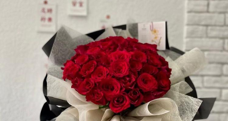 红白手捧花小王子的寓意是什么？这种花束设计的象征意义是什么？