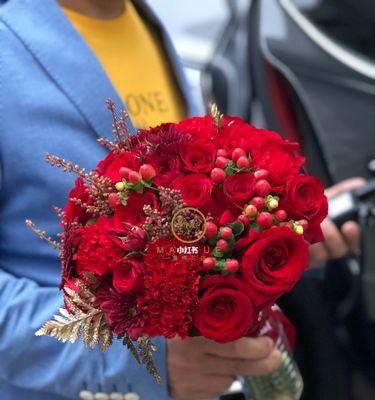 红色便服手捧花有什么寓意？如何选择寓意美好的红色手捧花？