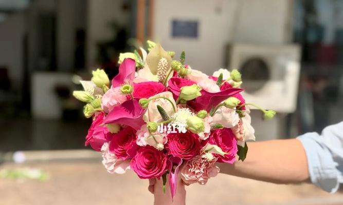 红色便服手捧花有什么寓意？如何选择寓意美好的红色手捧花？