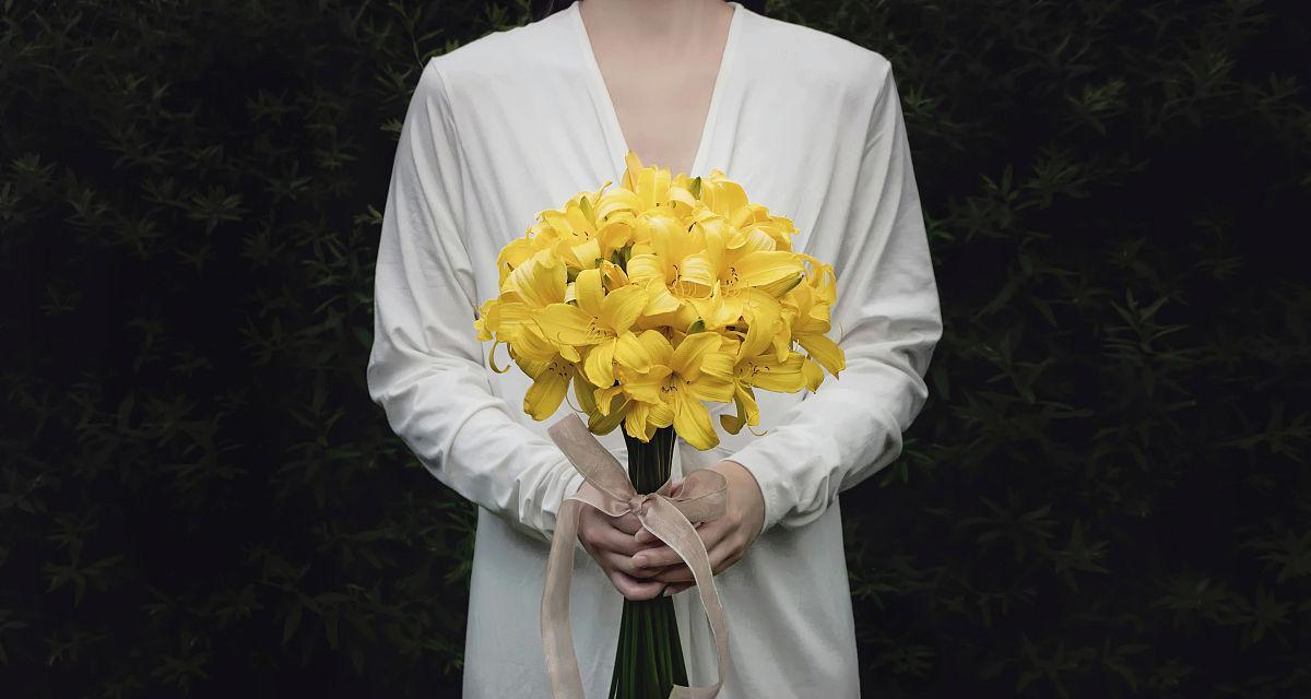 手捧假百合花有何特殊含义？