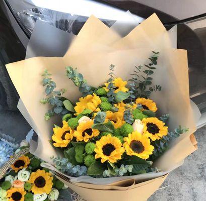 3朵向日葵手捧花代表什么？
