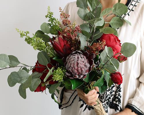 帝王花捧花有何寓意？单手捧帝王花的意义是什么？